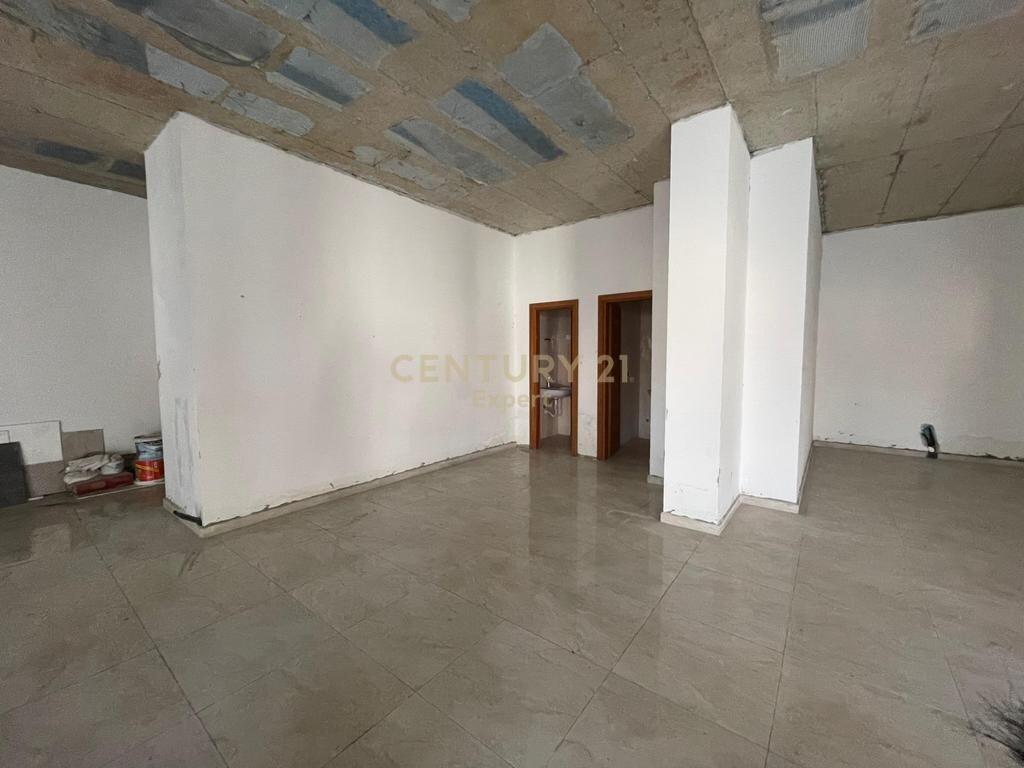 UNITÀ COMMERCIALE IN AFFITTO VICINO ALLE TORRI GEMELLE !