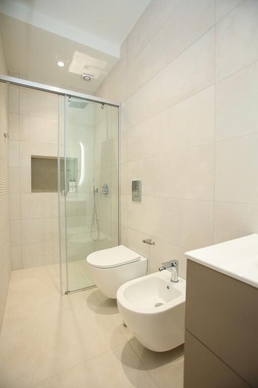 Jepet me qira garsoniere ne lungomare