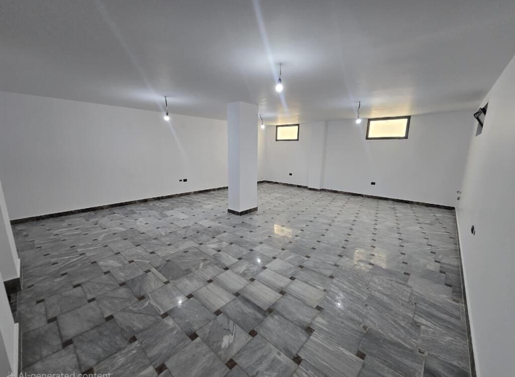 *Ambient Komercial me Qira Ne Bllok  200m2 3,000€*
