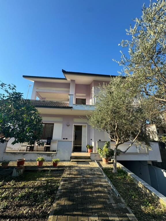 Jepet me qera Vile private te Casa Italia