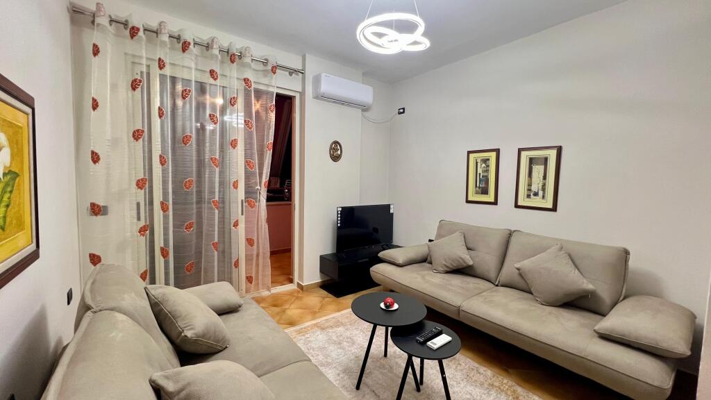 Me Qera : 1+1 📍Sheshi Wilson (Petro Nini) - 700€ - S.75m² - Kt.6 || Pallati Buze Rruge Kryesore⚡️