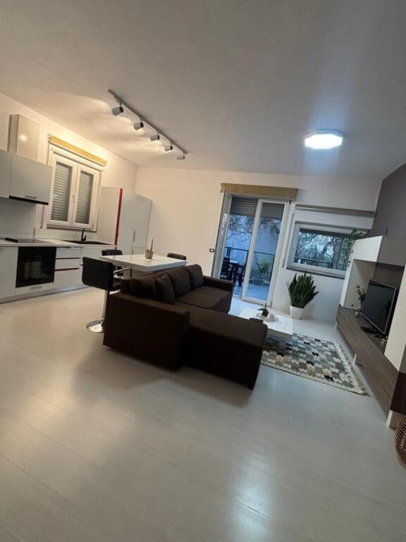 Appartamento In Affitto 1+1 Vicino Al Giardino Botanico (ID B2101382) Tirana