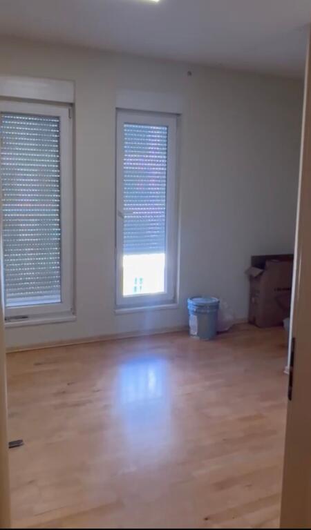 Apartament bosh per zyra 3+1 me qera tek Kontakti te Ish Parku