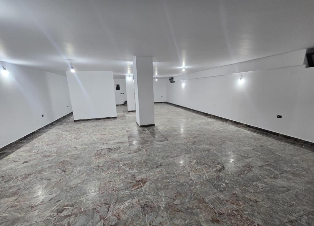 *Ambient Komercial me Qira Ne Bllok  200m2 3,000€*