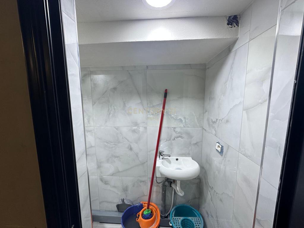 Disponojme Ambient Zyrash për Qera ne zonen e Myslym Shyrit - 800 Euro