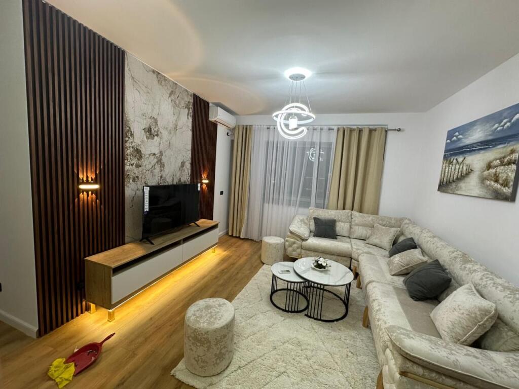 Appartamento 2+1, Astir!