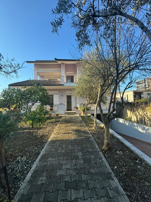 Jepet me qera Vile private te Casa Italia