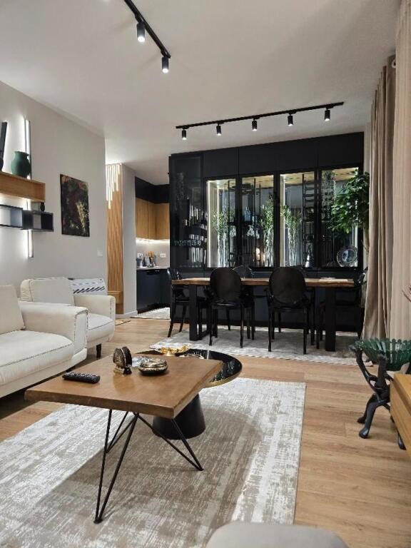 APARTAMENT ME QIRA 2+1+POST PARKIMI PRANE KODRA DIELLIT 1