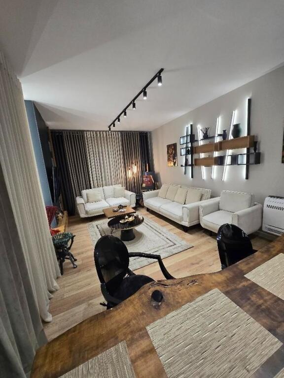 APARTAMENT ME QIRA 2+1+POST PARKIMI PRANE KODRA DIELLIT 1