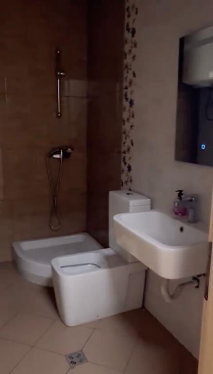 Apartament bosh per zyra 3+1 me qera tek Kontakti te Ish Parku