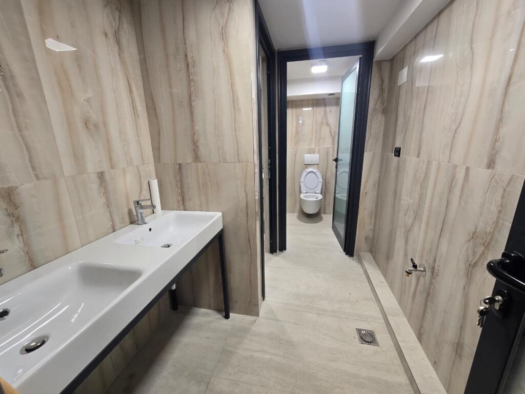 *Ambient Komercial me Qira Ne Bllok  200m2 3,000€*