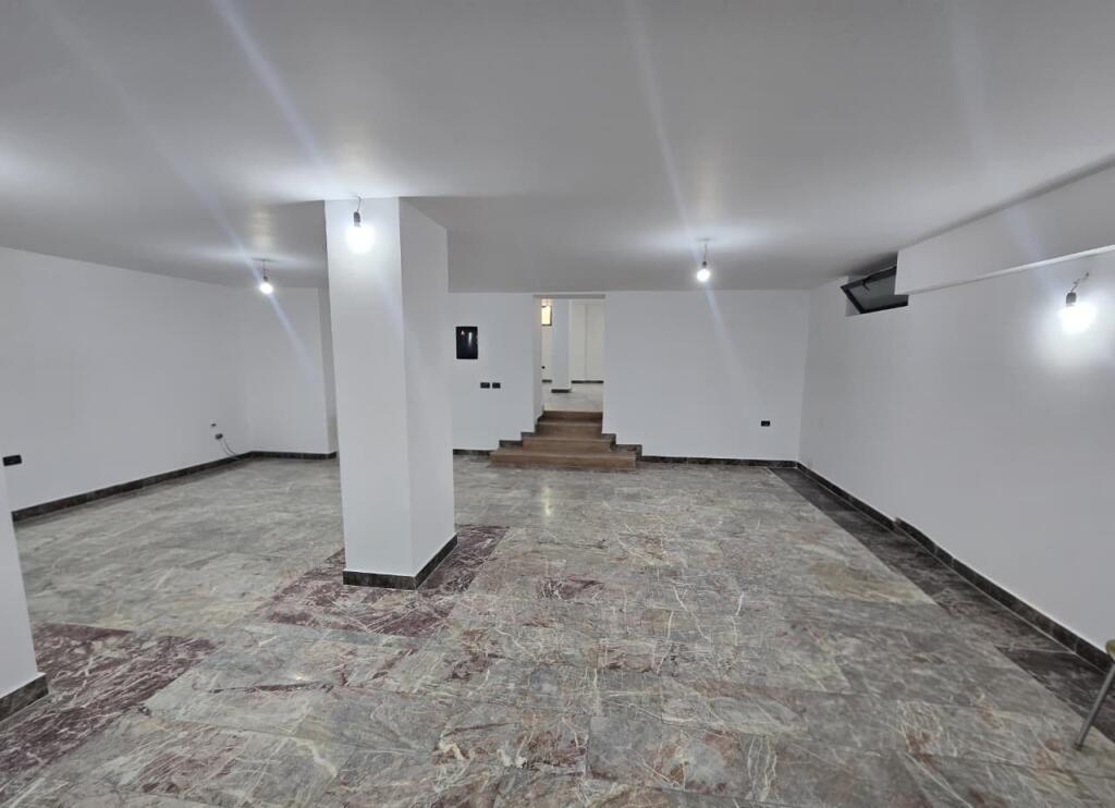 *Ambient Komercial me Qira Ne Bllok  200m2 3,000€*