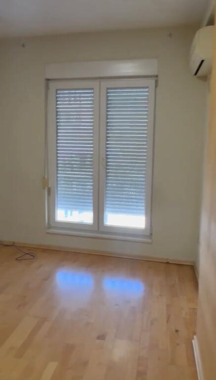 Apartament bosh per zyra 3+1 me qera tek Kontakti te Ish Parku