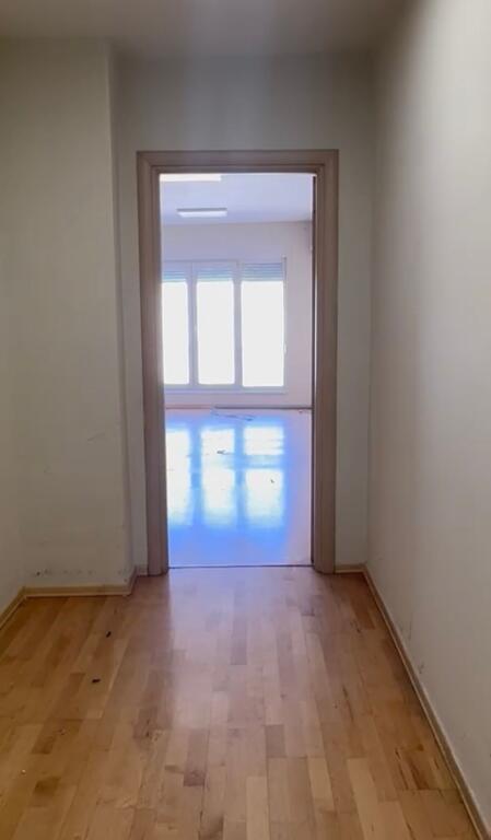 Apartament bosh per zyra 3+1 me qera tek Kontakti te Ish Parku