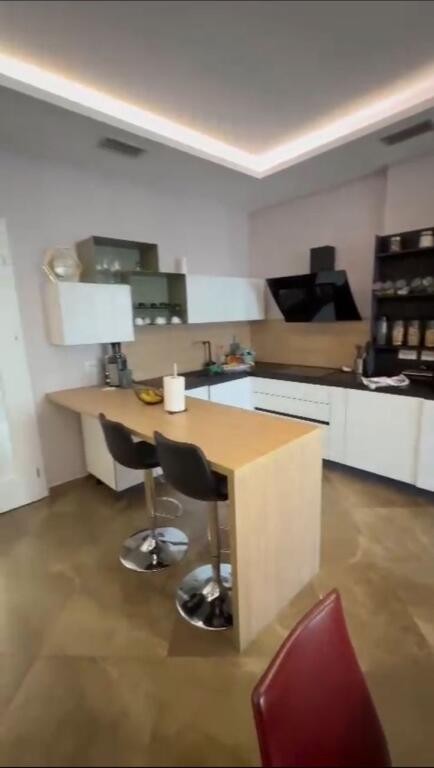 Shitet apartament 3+1+3+3 te Kthesa Kamzes