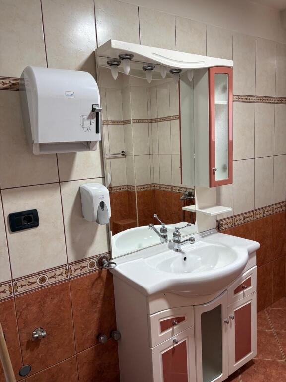 Zyre per qera ne Bllok te ish Mjelma