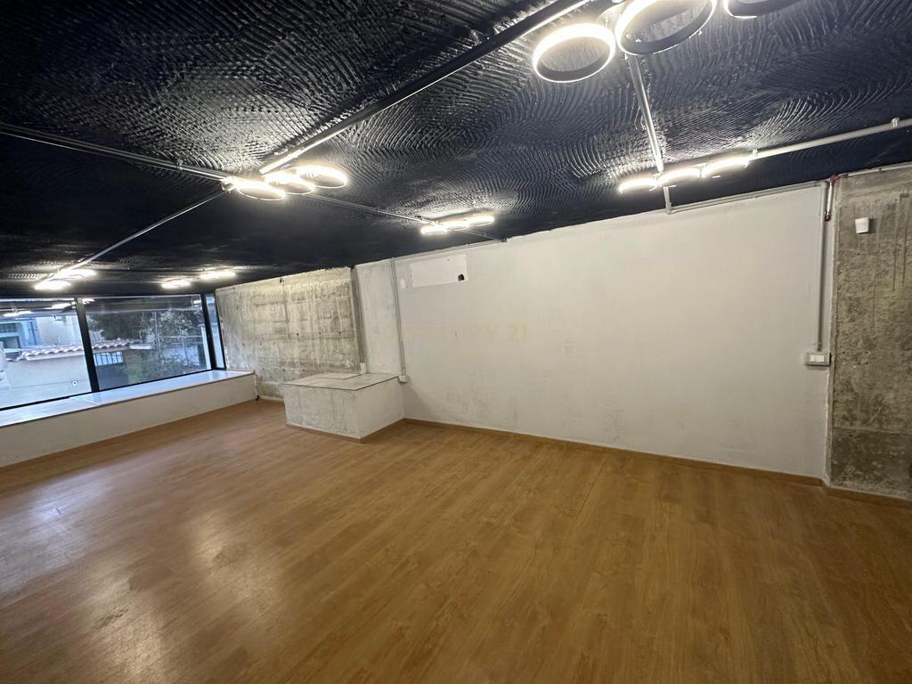 Disponojme Ambient Zyrash për Qera ne zonen e Myslym Shyrit - 800 Euro