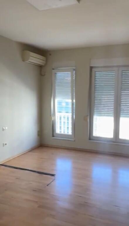 Apartament bosh per zyra 3+1 me qera tek Kontakti te Ish Parku