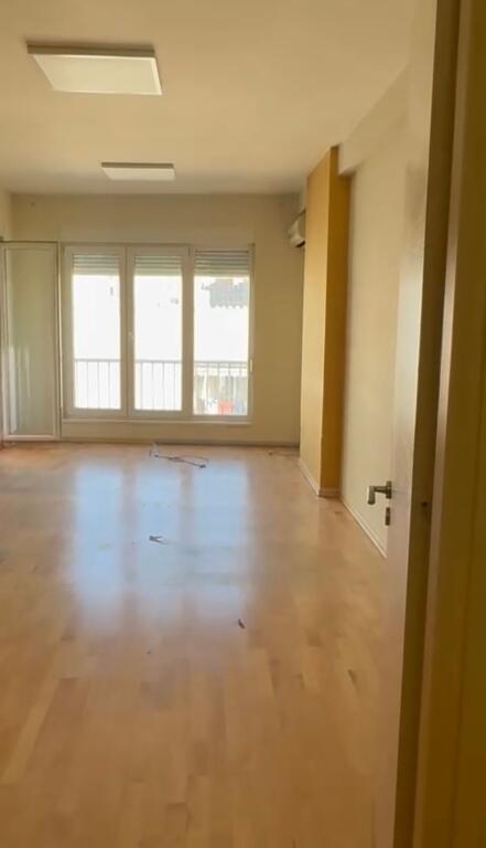 Apartament bosh per zyra 3+1 me qera tek Kontakti te Ish Parku