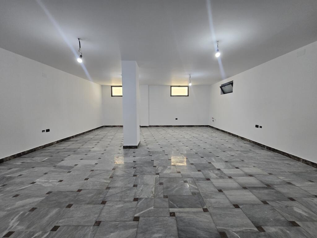 *Ambient Komercial me Qira Ne Bllok  200m2 3,000€*