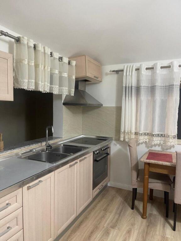 Apartament 1+1 me qera tek Komuna e Parisit