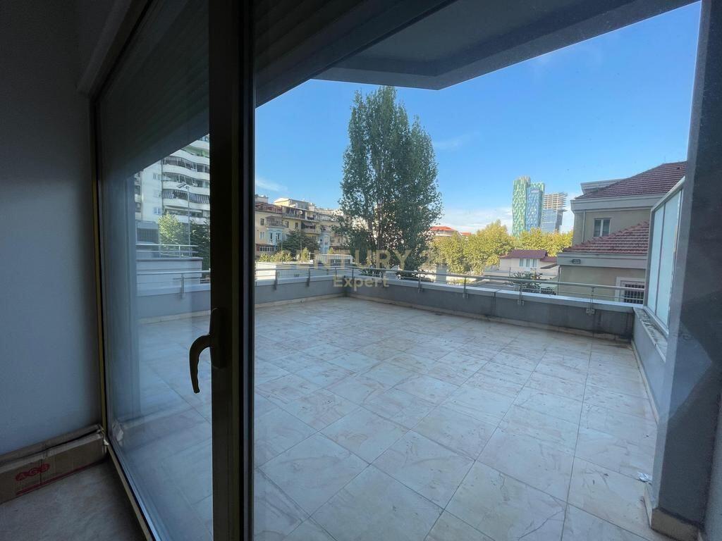 AMBIENT ZYRASH PER QIRA NE ISH BLLOK !!