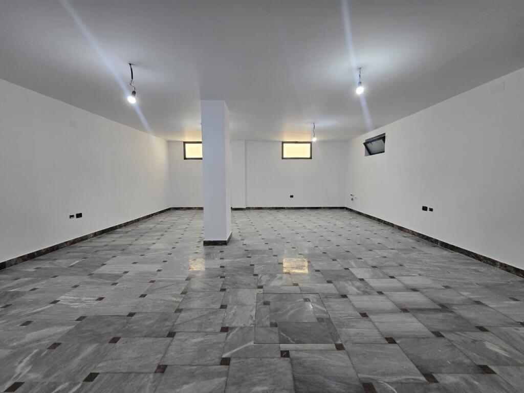 *Ambient Komercial me Qira Ne Bllok  200m2 3,000€*