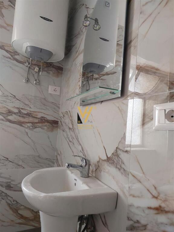 JEPET APARTAMENT 1+1+BLK ME QIRA TE RRUGA BARDHYL 53.000 LEKE