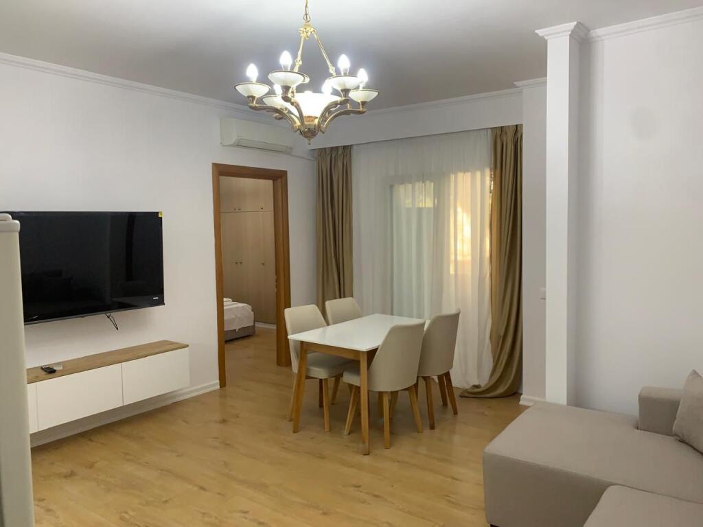 Shitet Apartament 2+1 – Liqeni i Thatë, pranë “Queen’s Coffee