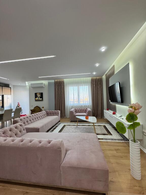 Shitet Apartament 2+1