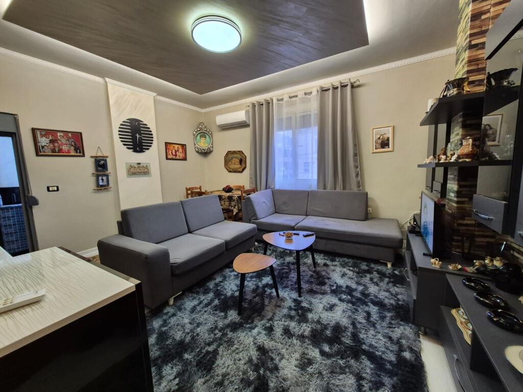 Shitet ose Jepet apartament me qera 2+1
