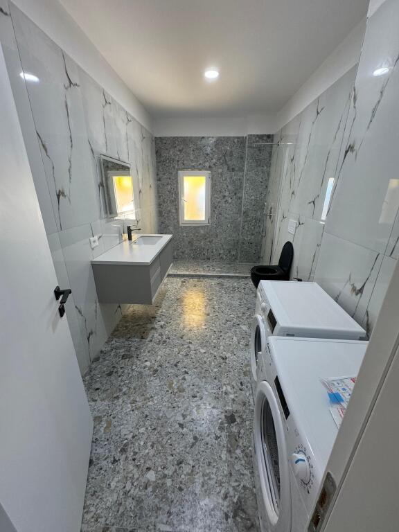 *APARTAMENT 3+1+2+ POST PARKIMI | ME QIRA | LIQENI I FARKËS*