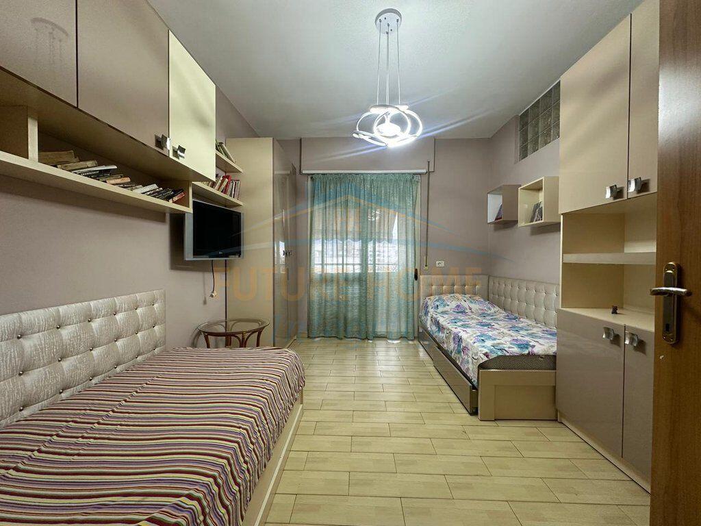 Shitet, Apartament 2+1, Pazari i Ri, Tiranë.