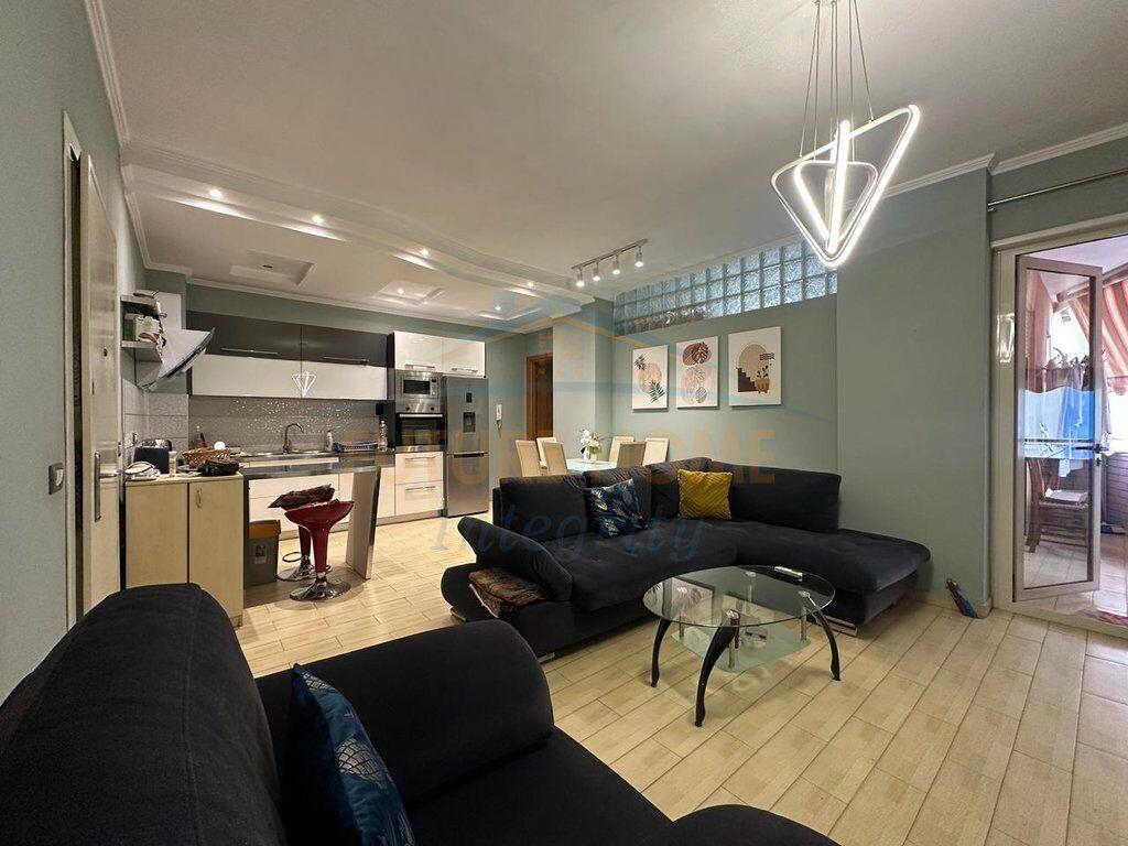 Shitet, Apartament 2+1, Pazari i Ri, Tiranë.