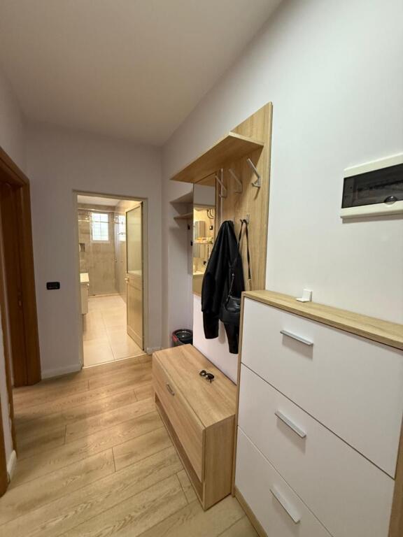 2+1 i mobiluar te rruge e kavajes te tregu cam,700 mije leke