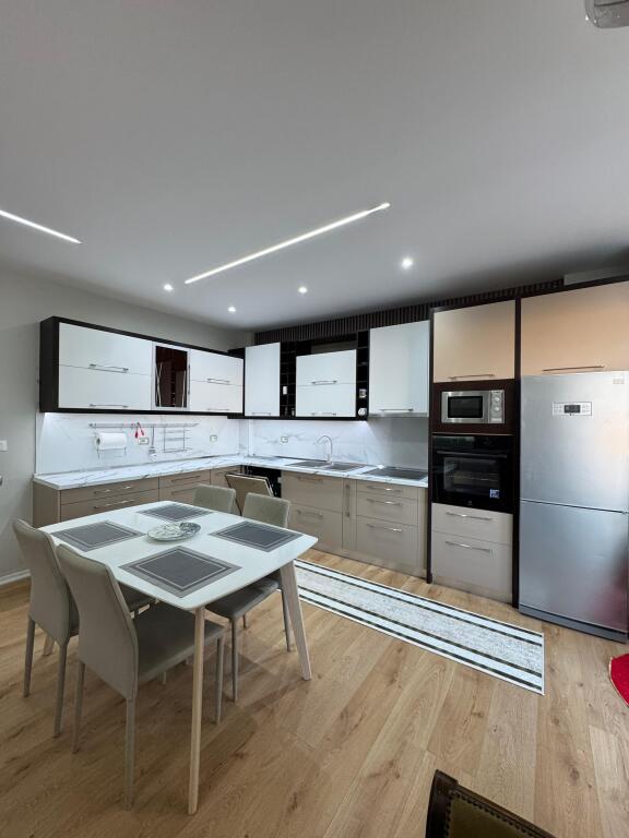 Shitet Apartament 2+1