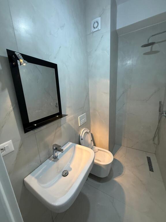 🏢Ne zonen e Ali Demit,Rezidenca Kadiu jepet me qera apartament 1+1,i mobiluar. 50,000Leke