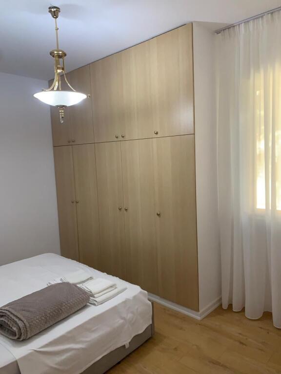 Shitet Apartament 2+1 – Liqeni i Thatë, pranë “Queen’s Coffee