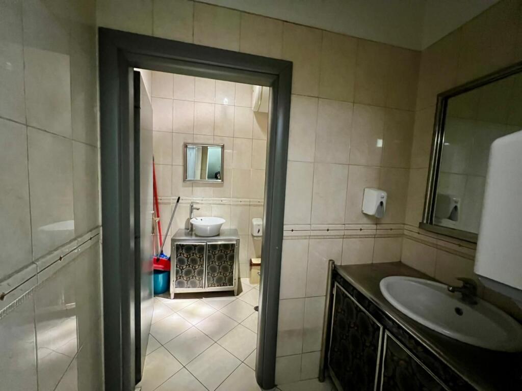 Locale Commerciale + Garage in Affitto “Piazza Skënderbej”, Tirana.