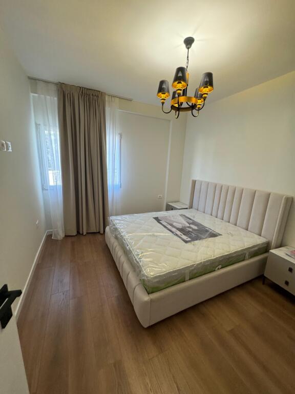 *APARTAMENT 3+1+2+ POST PARKIMI | ME QIRA | LIQENI I FARKËS*