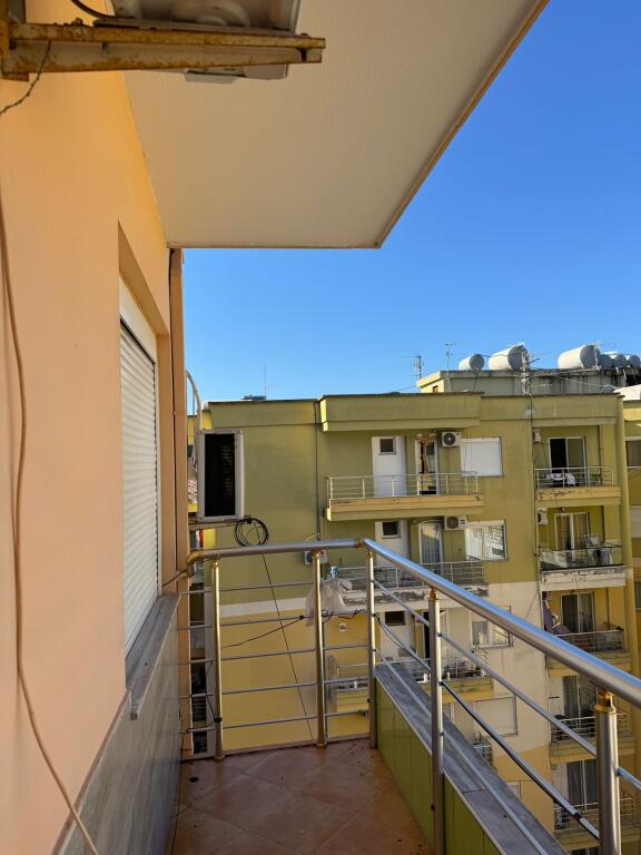 Jepet apartament me qera 1+1