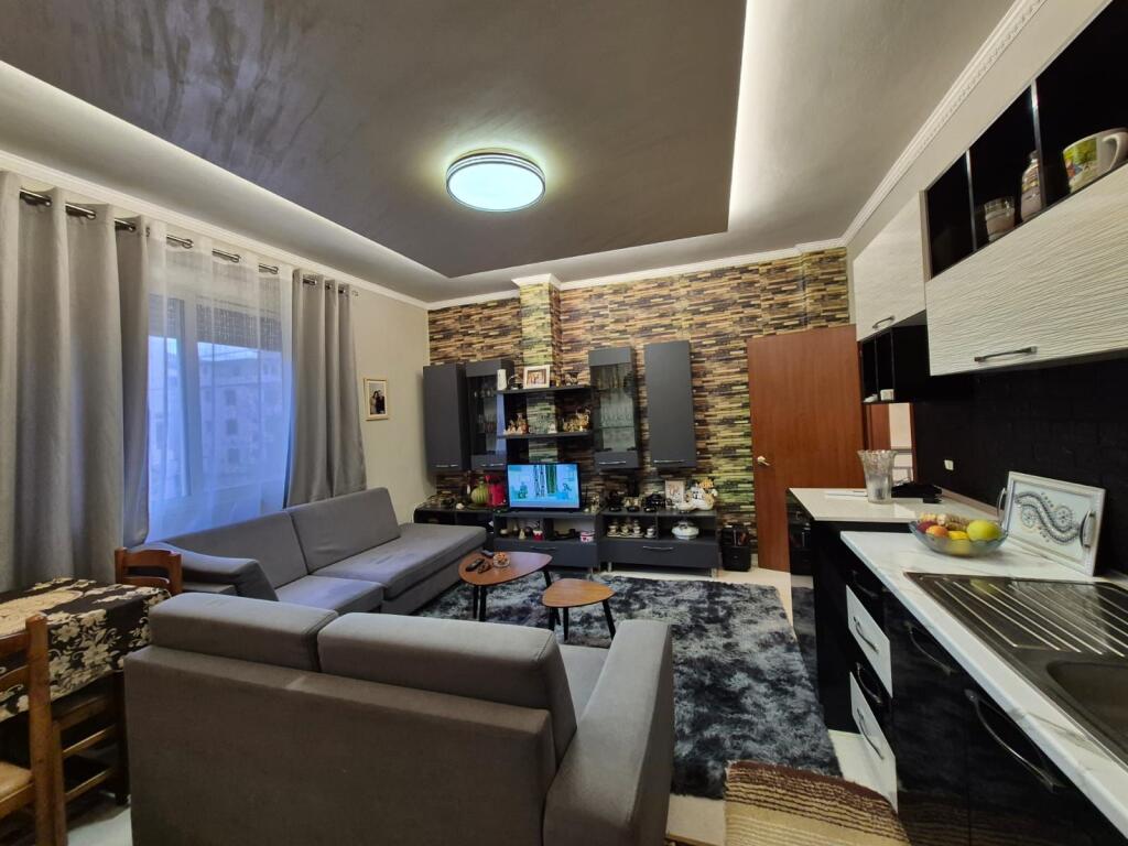Shitet ose Jepet apartament me qera 2+1