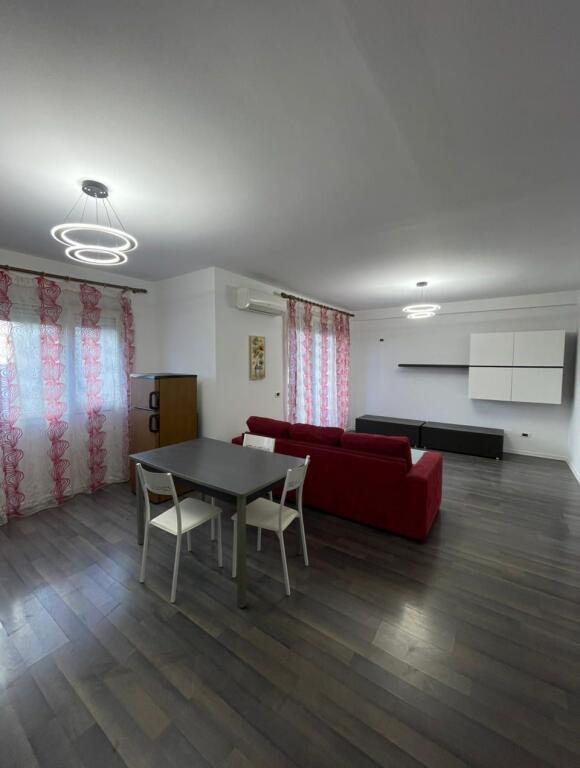 Qera Apartament 2+1 Sheshi Pranvera, Qender, Durres
