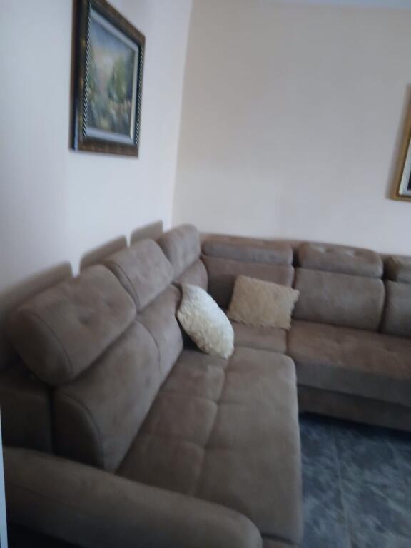 Apartment 2+1, Red School!