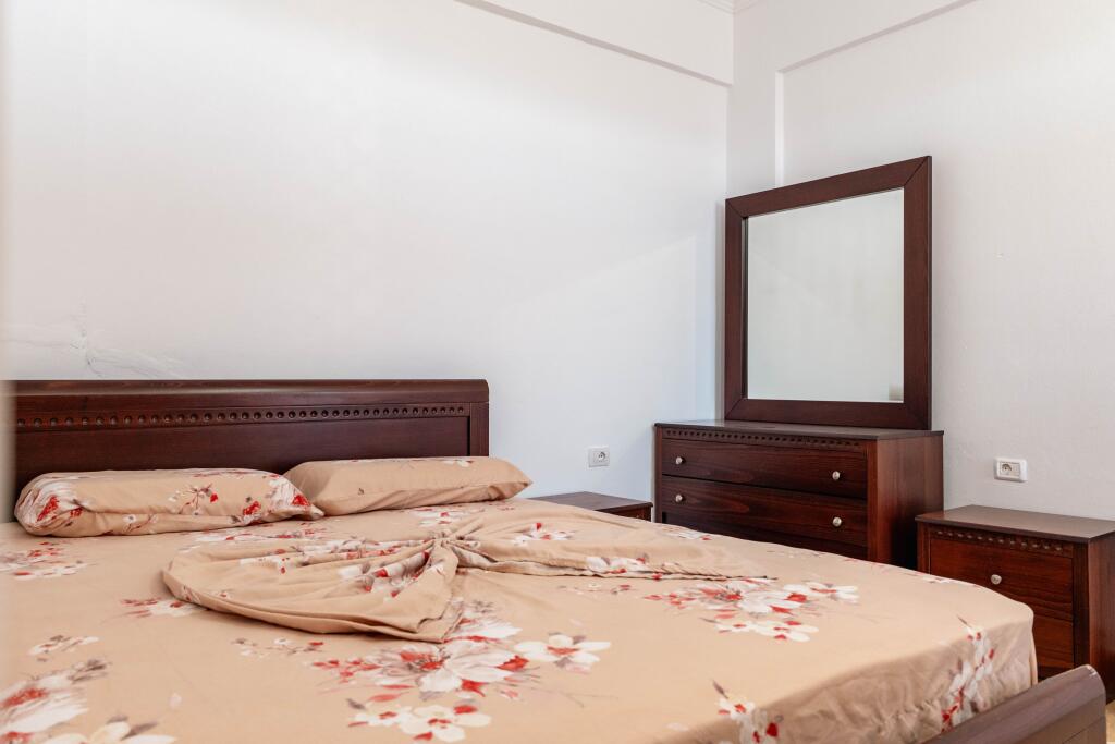 Shitet shtepi me truall te porti jahteve Sarande