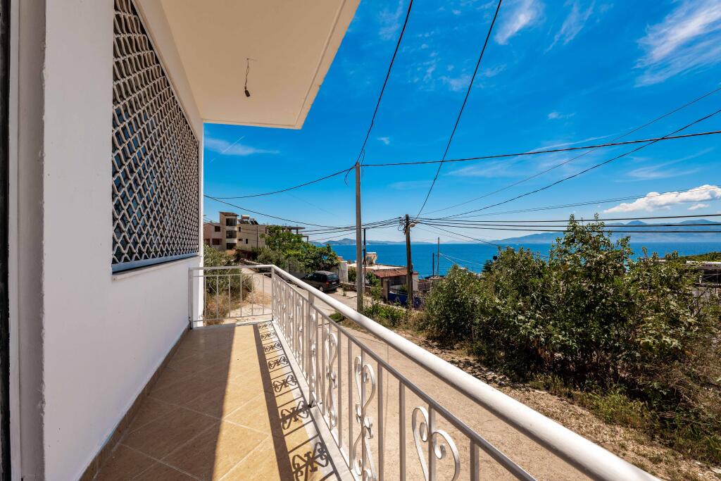 Shitet shtepi me truall te porti jahteve Sarande