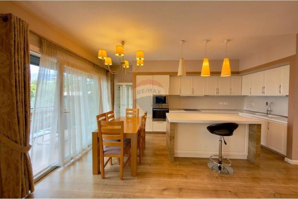 Appartamento 3+1+2+ veranda a Long Hill Residence