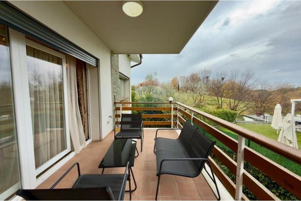 Appartamento 3+1+2+ veranda a Long Hill Residence