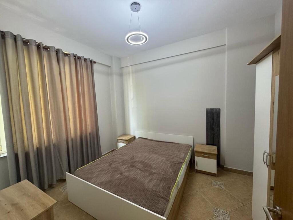 🏡 Jepet me qira apartament 1+1 – Vilat Gjermane  📍 Zona: Vilat Gjermane 🏢 Pallat i ri 🛋️ Apartamenti është i mobiluar dhe në gjendje shumë të mirë 🍽️ Kuzhinë e kompletuar 🛏️ Dhomë gjumi komode ☀️ Ndriçim natyral dhe ambient i qetë  💰 Çmimi: 40.000 lekë / muaj  📞 
