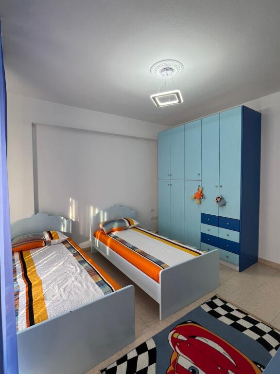 🏢Pak minuta larg Vasil Shantos,Rruga Isuf Elezi,jepet me qera apartament 2+1+2,i mobiluar 65,000Leke